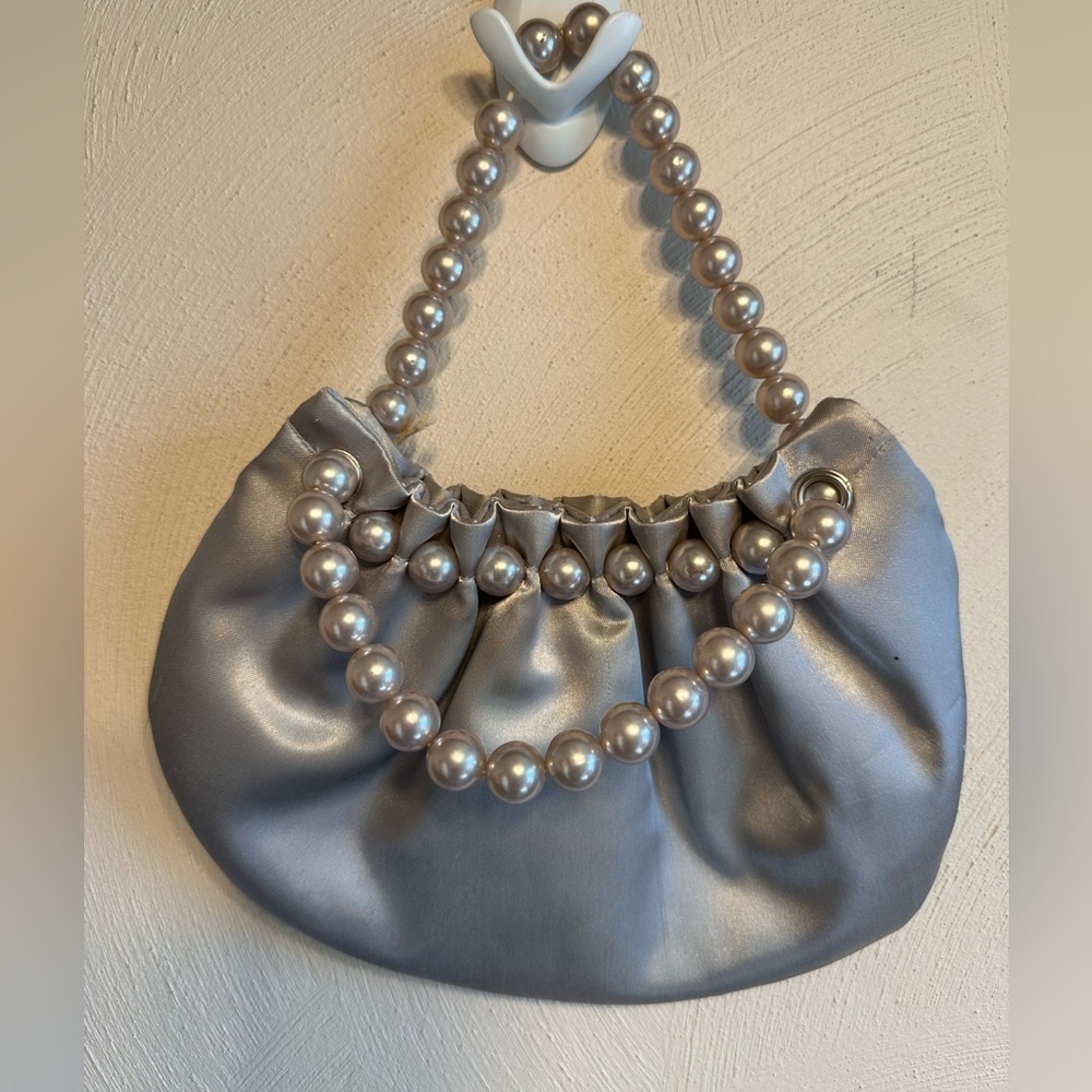 Small satin evening clutch bag with faux pearl handles. - Picture 2 of 6